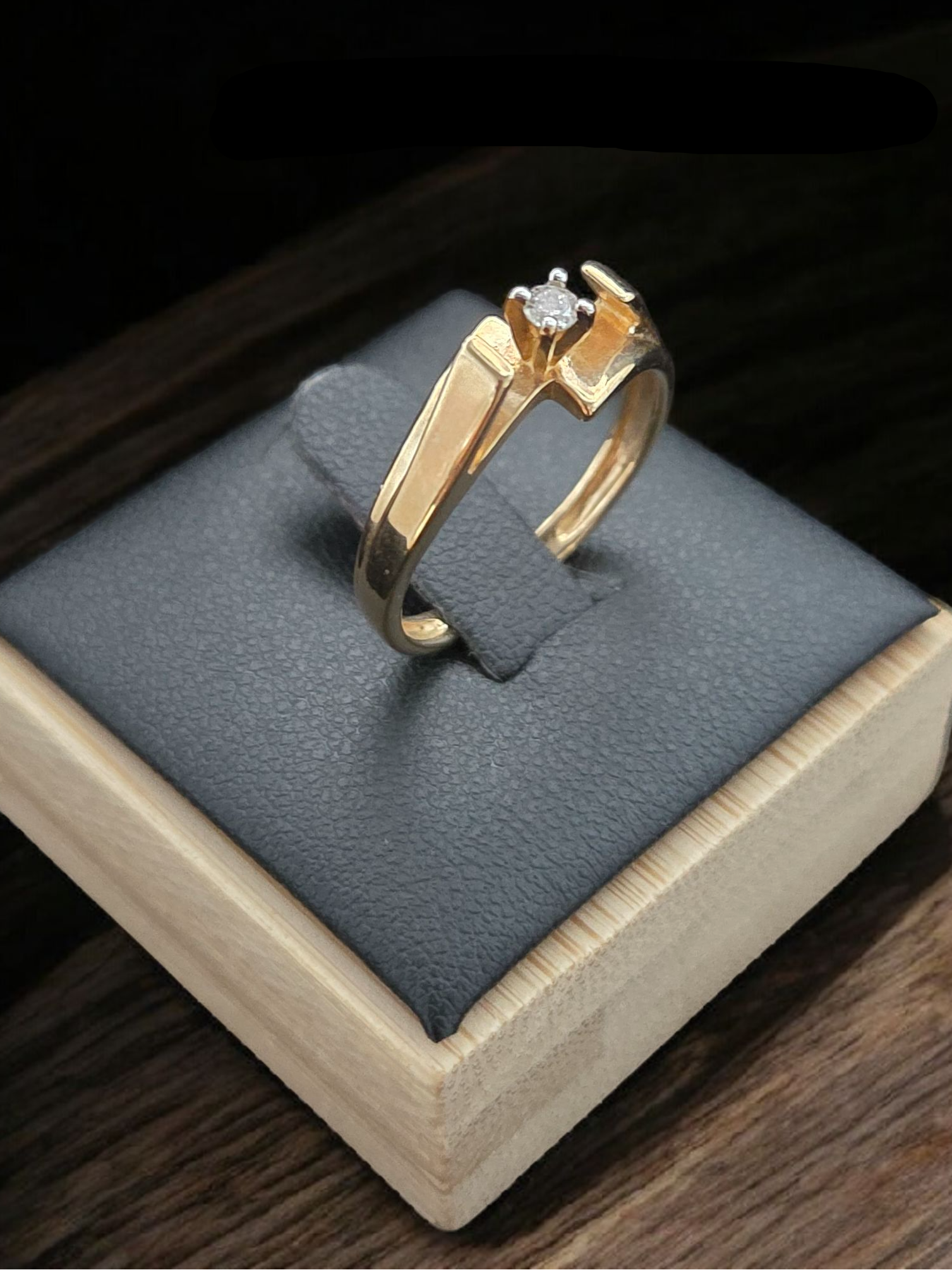 
10k yellow gold diamond solitaire ring